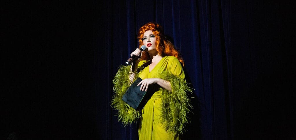 Madame Arthur fait danser Dalida